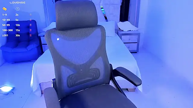 Snapshot of EmySilver chatting on 02/11/25, 05:29 EmySilver online show from 02/11/25, 05:29