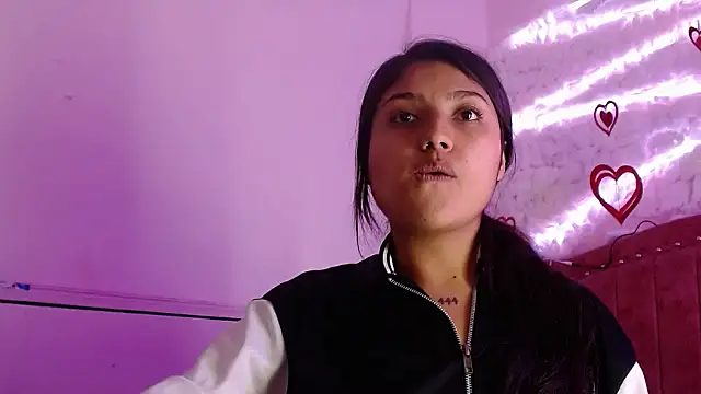 Snapshot of SarahStones chatting on 03/09/25, 04:49 SarahStones online show from 03/09/25, 04:49