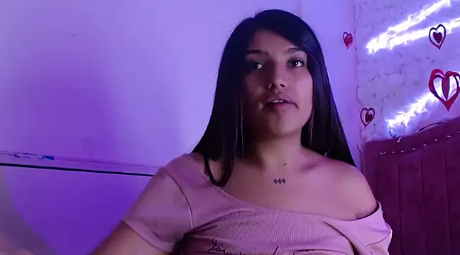 Snapshot of SarahStones chatting on 03/10/25, 01:23 SarahStones online show from 03/10/25, 01:23