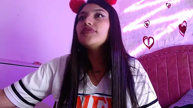 Snapshot of SarahStones chatting on 03/11/25, 06:00 SarahStones online show from 03/11/25, 06:00