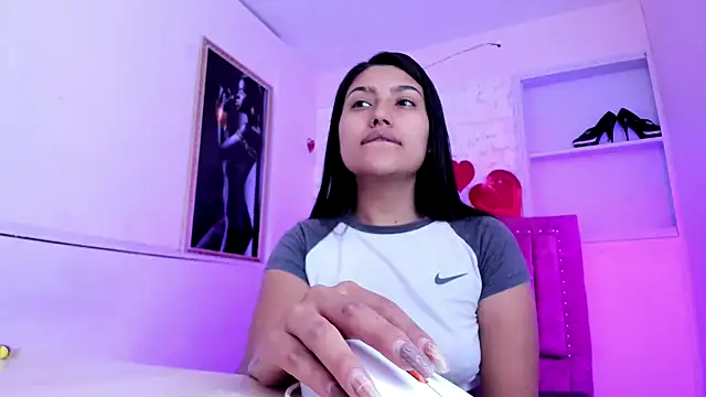 Snapshot of SarahStones chatting on 09/19/25, 09:43 SarahStones online show from 09/19/25, 09:43