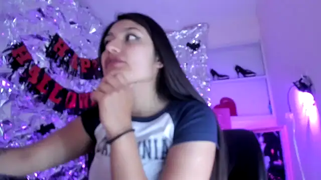 Snapshot of SarahStones chatting on 10/25/25, 07:49 SarahStones online show from 10/25/25, 07:49