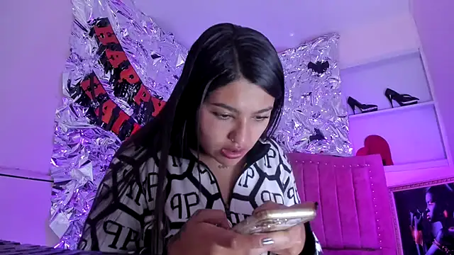 Snapshot of SarahStones chatting on 11/02/25, 12:18 SarahStones online show from 11/02/25, 12:18