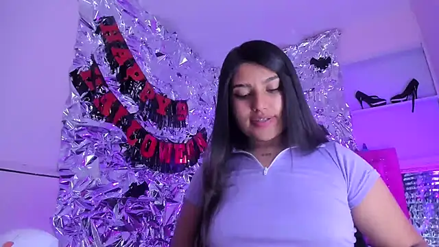 Snapshot of SarahStones chatting on 11/14/25, 04:44 SarahStones online show from 11/14/25, 04:44