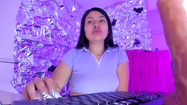 Snapshot of SarahStones chatting on 11/24/25, 12:32 SarahStones online show from 11/24/25, 12:32