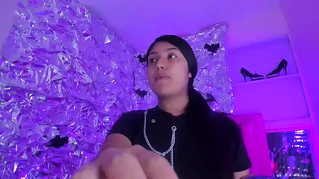 Snapshot of SarahStones chatting on 11/26/25, 05:08 SarahStones online show from 11/26/25, 05:08