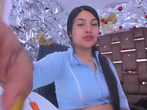 Snapshot of SarahStones chatting on 12/15/25, 08:29 SarahStones online show from 12/15/25, 08:29