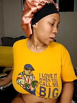 Snapshot of DrippinCaramelCutie chatting on 11/27/25, 12:35 DrippinCaramelCutie online show from 11/27/25, 12:35