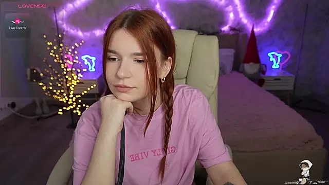 Snapshot of RedShinee chatting on 02/02/25, 02:13 RedShinee online show from 02/02/25, 02:13