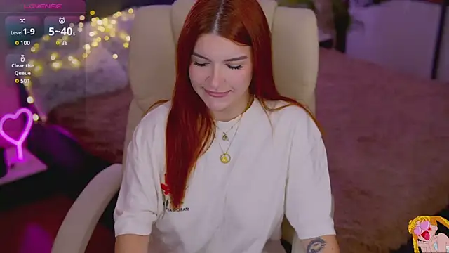 Snapshot of RedShinee chatting on 10/17/25, 06:27 RedShinee online show from 10/17/25, 06:27