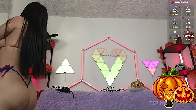 Snapshot of littlevixen18 chatting on 10/28/25, 01:47 littlevixen18 online show from 10/28/25, 01:47