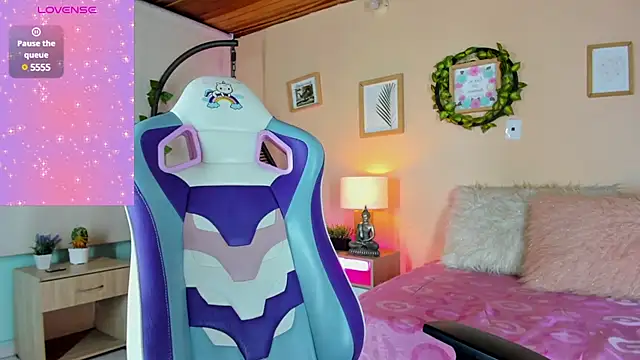 Snapshot of honey_fox1 chatting on 03/15/25, 12:04 honey fox1 online show from 03/15/25, 12:04