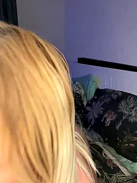 Snapshot of saskiapierce chatting on 09/17/25, 07:04 saskiapierce online show from 09/17/25, 07:04