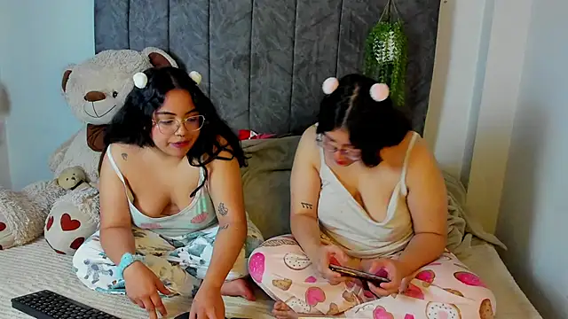 maddie-and-chelsea- online show from 02/05/26, 06:23