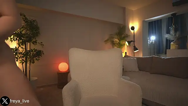 Snapshot of freyacherie chatting on 09/20/25, 05:36 freyacherie online show from 09/20/25, 05:36