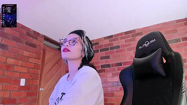 Snapshot of paulinabarnett- chatting on 01/06/25, 01:42 paulinabarnett- online show from 01/06/25, 01:42