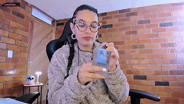 Snapshot of paulinabarnett- chatting on 01/11/25, 02:04 paulinabarnett- online show from 01/11/25, 02:04