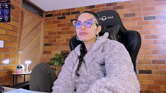 Snapshot of paulinabarnett- chatting on 01/11/25, 08:43 paulinabarnett- online show from 01/11/25, 08:43