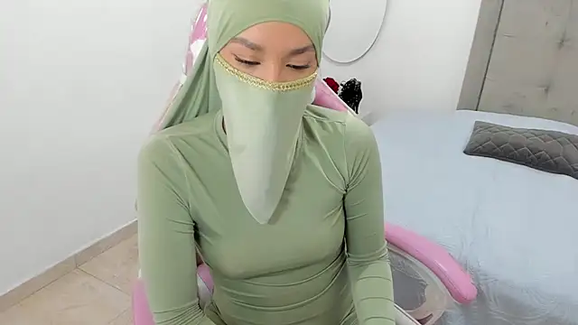 Hanaa latif online show from 12/28/24, 03:26