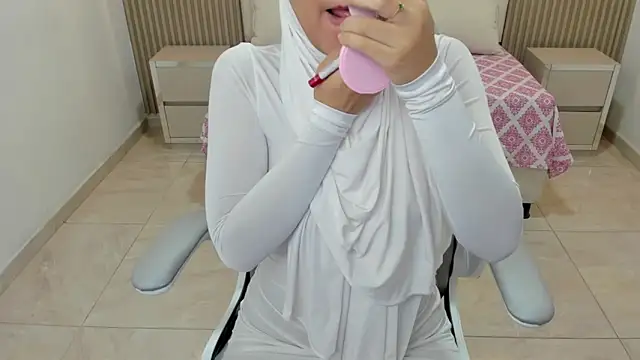Hanaa latif online show from 03/18/25, 12:14