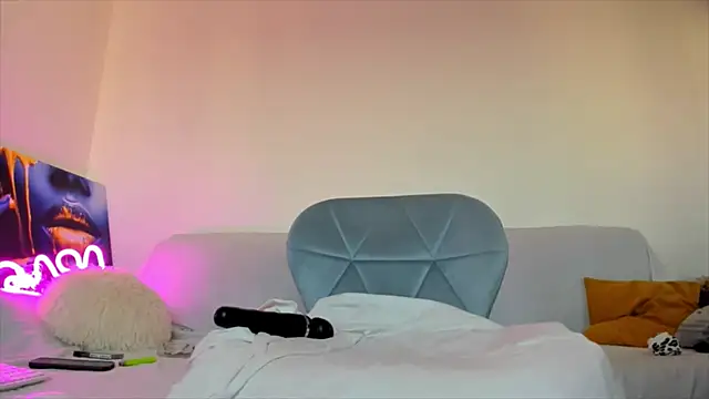 hornyemma   online show from 12/17/24, 12:00