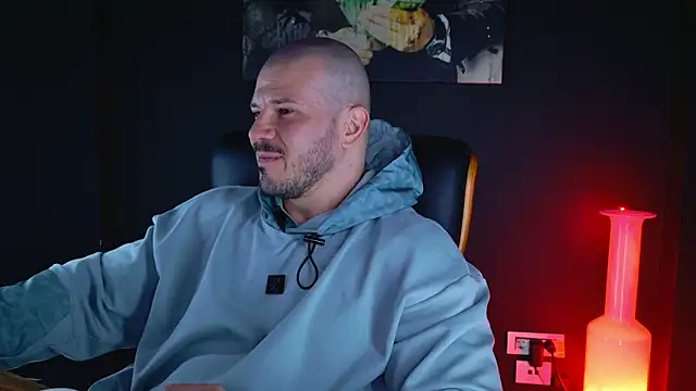 Snapshot of AngeloEric chatting on 12/28/24, 12:56 AngeloEric online show from 12/28/24, 12:56