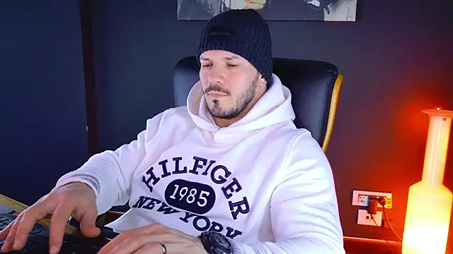 Snapshot of AngeloEric chatting on 01/28/25, 01:49 AngeloEric online show from 01/28/25, 01:49