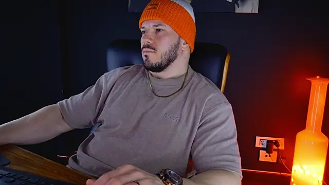 Snapshot of AngeloEric chatting on 02/02/25, 06:58 AngeloEric online show from 02/02/25, 06:58