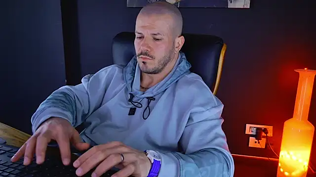 Snapshot of AngeloEric chatting on 02/12/25, 09:20 AngeloEric online show from 02/12/25, 09:20