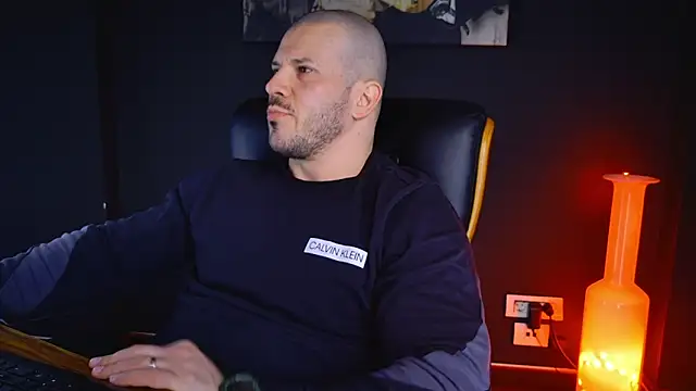 Snapshot of AngeloEric chatting on 02/14/25, 02:33 AngeloEric online show from 02/14/25, 02:33