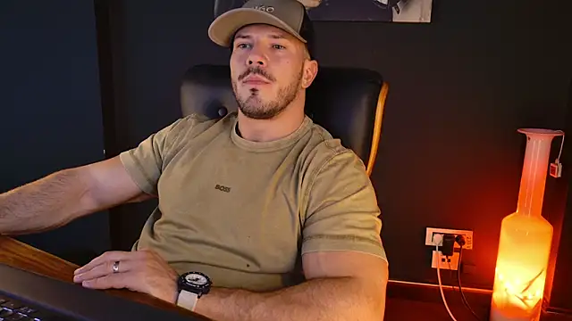 Snapshot of AngeloEric chatting on 10/30/25, 02:07 AngeloEric online show from 10/30/25, 02:07