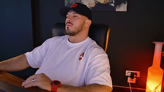 Snapshot of AngeloEric chatting on 10/31/25, 12:39 AngeloEric online show from 10/31/25, 12:39