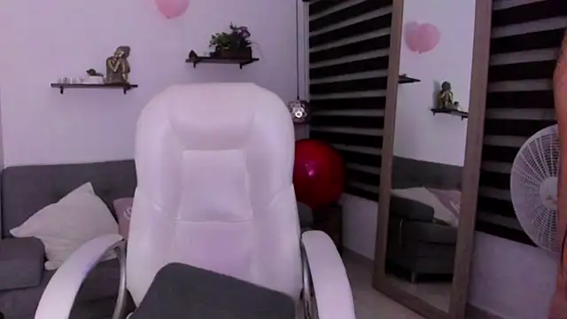 zoe turnner 18 online show from 11/23/25, 12:16