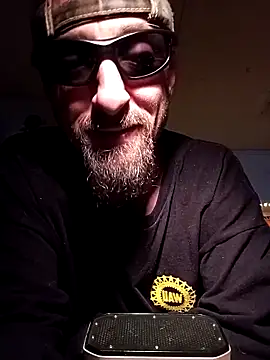 Snapshot of armdy371 chatting on 11/23/25, 07:24 armdy371 online show from 11/23/25, 07:24