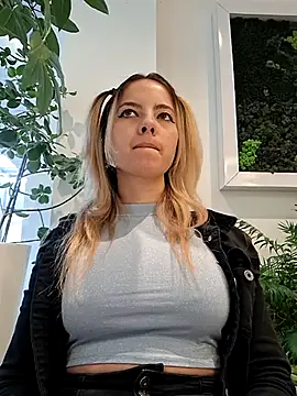 Snapshot of allinqueen chatting on 02/23/25, 01:21 allinqueen online show from 02/23/25, 01:21