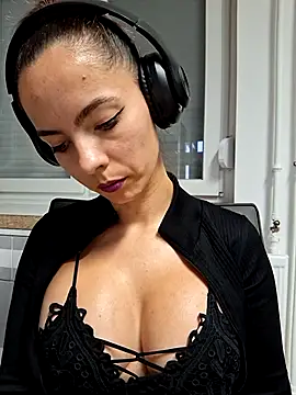 Snapshot of allinqueen chatting on 10/23/25, 12:48 allinqueen online show from 10/23/25, 12:48