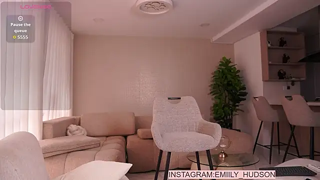 emily huddson  online show from 04/15/26, 09:04