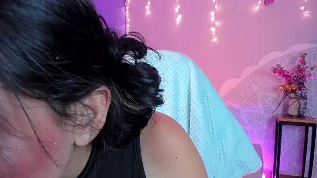 Snapshot of vanelope11 chatting on 02/15/25, 10:21 vanelope11 online show from 02/15/25, 10:21