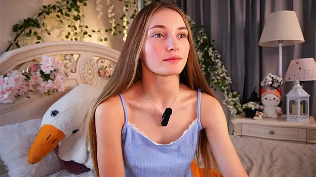 Snapshot of MonaEldon chatting on 11/11/25, 04:12 MonaEldon online show from 11/11/25, 04:12