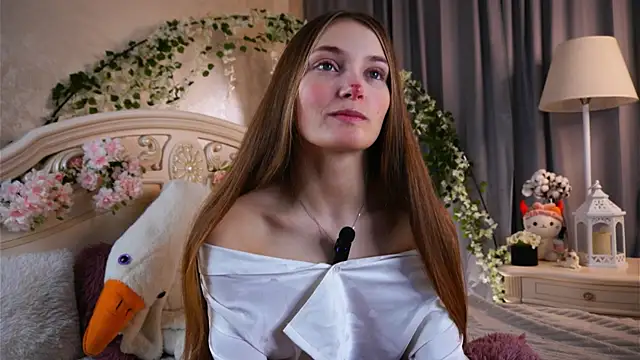 Snapshot of MonaEldon chatting on 11/19/25, 02:22 MonaEldon online show from 11/19/25, 02:22