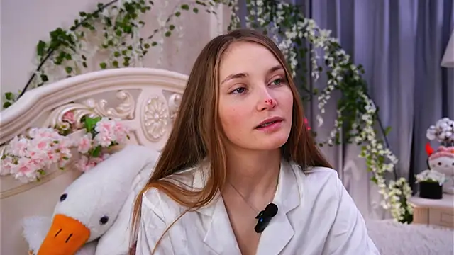 Snapshot of MonaEldon chatting on 11/23/25, 02:44 MonaEldon online show from 11/23/25, 02:44