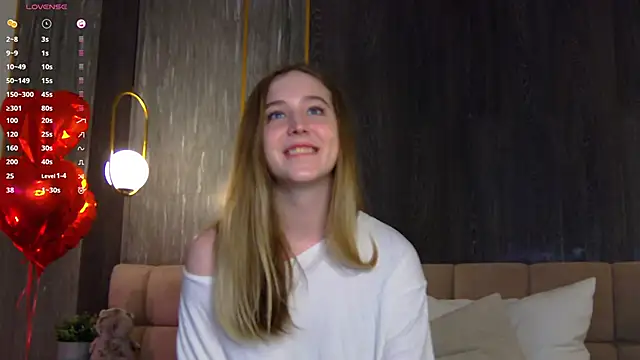 Snapshot of LoraineLuff chatting on 03/03/25, 02:04 LoraineLuff online show from 03/03/25, 02:04