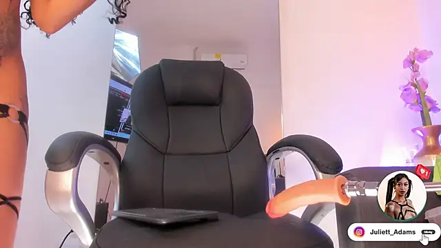 Snapshot of Juliett_Adams_ chatting on 10/18/25, 01:08 Juliett Adams online show from 10/18/25, 01:08