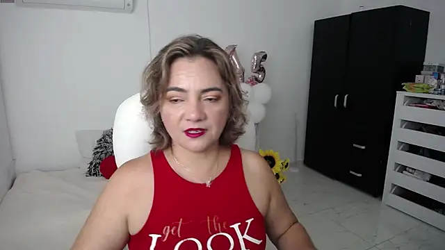 Snapshot of Chiraz_hasnaa chatting on 01/26/25, 11:08 Chiraz hasnaa online show from 01/26/25, 11:08