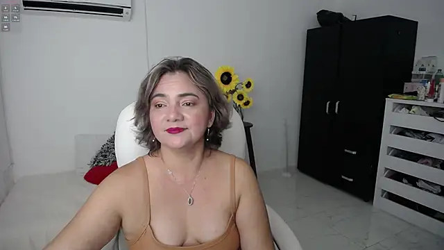 Snapshot of Chiraz_hasnaa chatting on 03/04/25, 11:11 Chiraz hasnaa online show from 03/04/25, 11:11