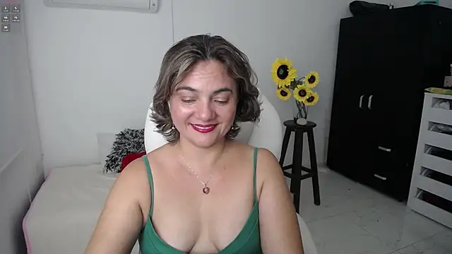 Snapshot of Chiraz_hasnaa chatting on 03/16/25, 12:56 Chiraz hasnaa online show from 03/16/25, 12:56