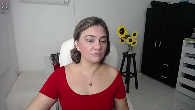 Snapshot of Chiraz_hasnaa chatting on 03/16/25, 01:27 Chiraz hasnaa online show from 03/16/25, 01:27