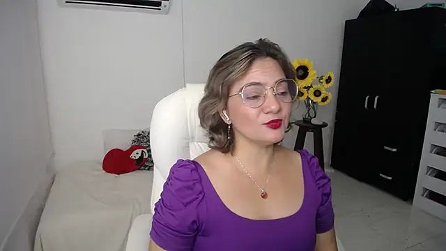 Snapshot of Chiraz_hasnaa chatting on 03/22/25, 11:31 Chiraz hasnaa online show from 03/22/25, 11:31