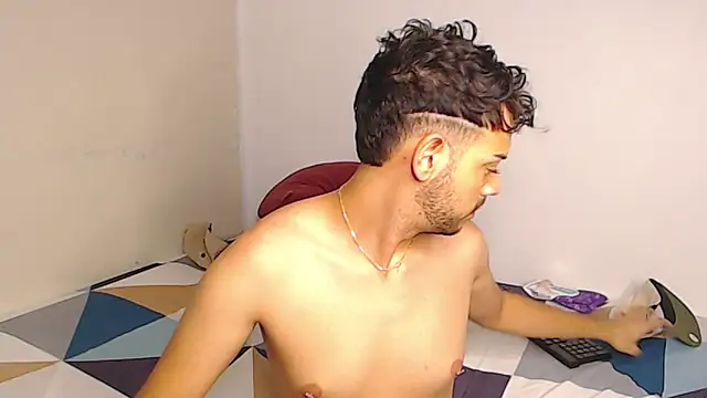 Snapshot of Logan_cocky chatting on 01/11/25, 03:23 Logan cocky online show from 01/11/25, 03:23