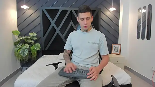 Yeiko Romero  online show from 01/30/25, 05:17